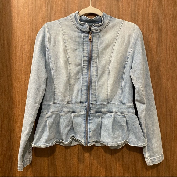 DKNY Light Wash Peplum Denim Jacket Size Small Flirty Date Night Casual Stretchy - Picture 3 of 17